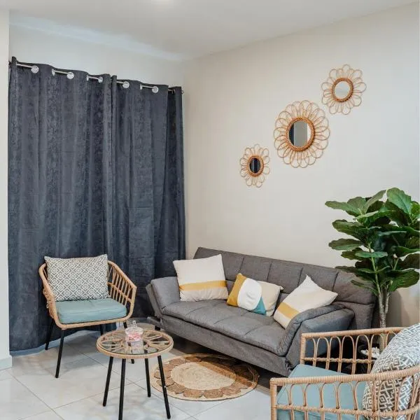 Modern house, 5 minutes from El Salvador Airport，位于Astoria的酒店
