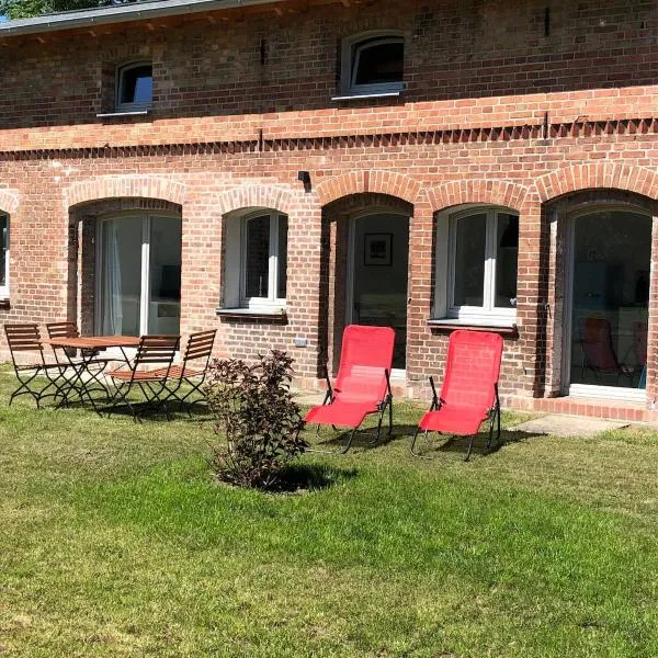 Ferienwohnung Alte Schmiede mit Gutspark，位于Rambin的酒店