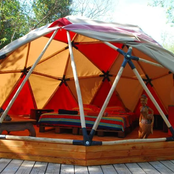 Tente tipi nature, calme, cascade et baignade à 10 minutes à pieds，位于Saint-Laurent-le-Minier的酒店