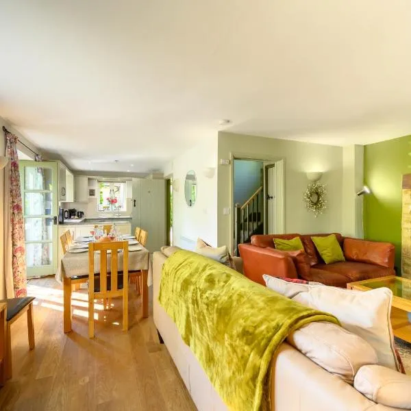 Cosy Cotswold Lodge by Your Home Here - SUMMER SALE for 3 PLUS NIGHTS - ideal for families with log-burner, spa, private parking, EV recharging and heated swimming pools，位于Ashton Keynes的酒店