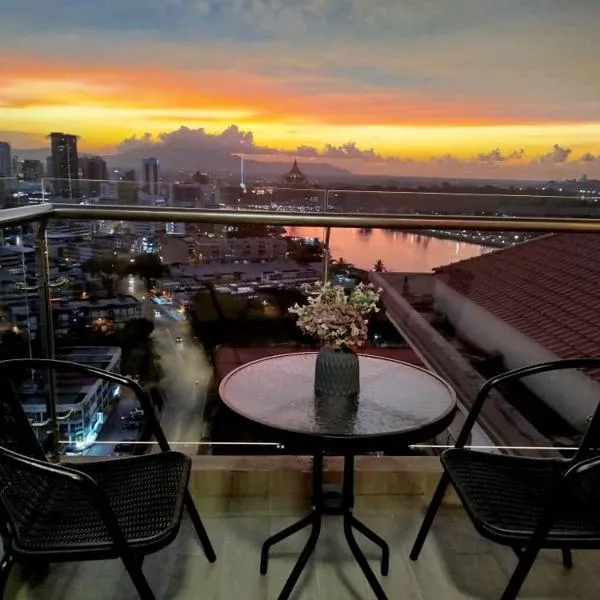 Kuching City Center Riverine Apartment with Balcony and City View，位于古晋的酒店