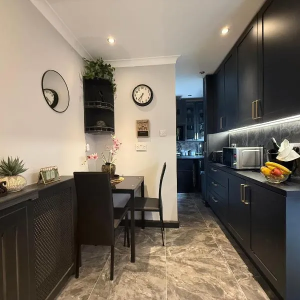 Studio C - Newly renovated private 1 bed studio near Trent Bridge Cricket Ground and National Water Sports Centre，位于诺丁汉的酒店