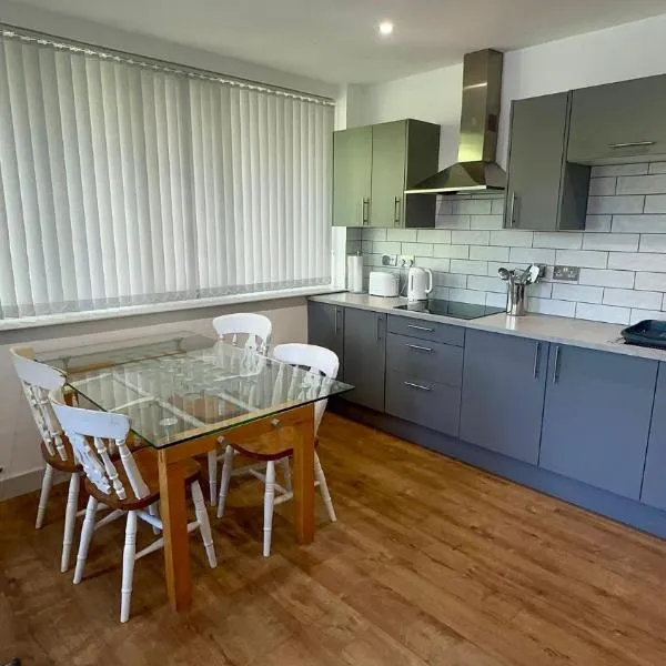 Spacious 2 Bedroom Flat City Centre，位于坎诺克的酒店