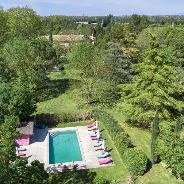 Les Gîtes du Domaine de Rhodes，位于阿维尼翁的酒店