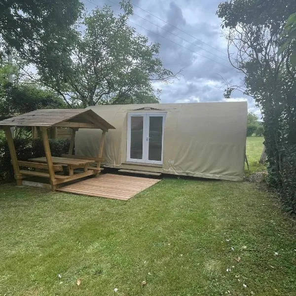 Camping le Convivial CocoSweet 4 personnes，位于Saint-Martial-de-Nabirat的酒店