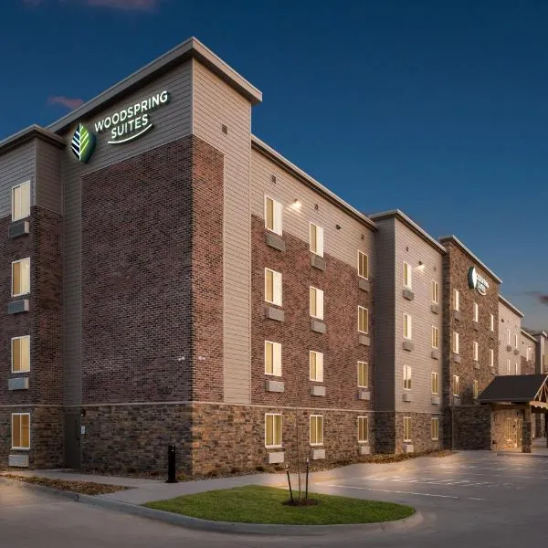 WoodSpring Suites Coralville Iowa City，位于克拉尔维尔的酒店