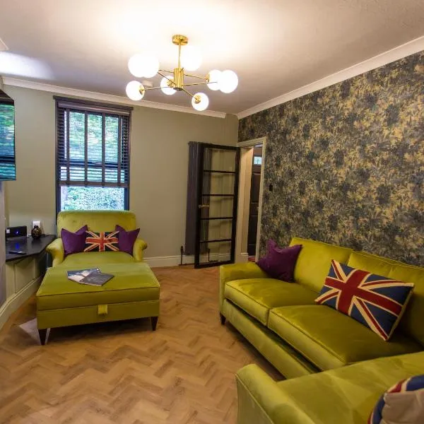 NEW Refurbished May 2025 Stylish Cottage Ashbourne Peak District Alton towers Derbyshire，位于阿什伯恩的酒店