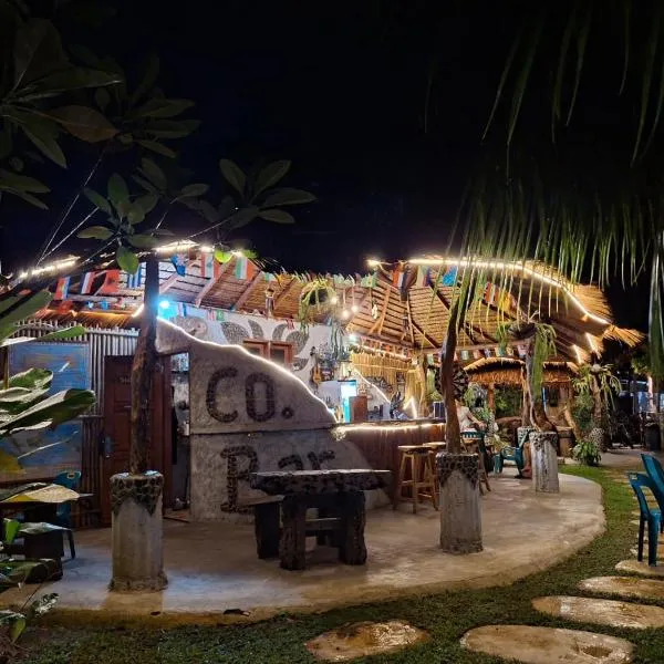 eco trekking lodge, Co Bar & jungle tour's only booking with us !，位于武吉拉旺的酒店