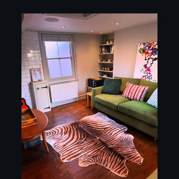 Upstairs at Rumblebees，位于Felsted Station的酒店