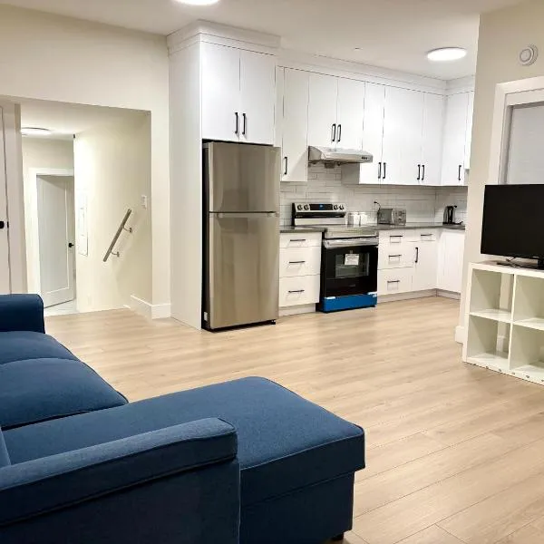 Sunny White Rock 2BR, Steps to Sand, Brand New Stay，位于白石的酒店