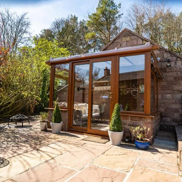 Willow cottage with private hot tub，位于Upper Hulme的酒店
