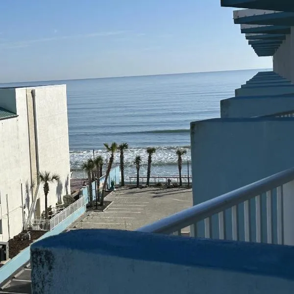 Beach Condo with Pool & Tiki Bar!，位于代托纳海滩的酒店