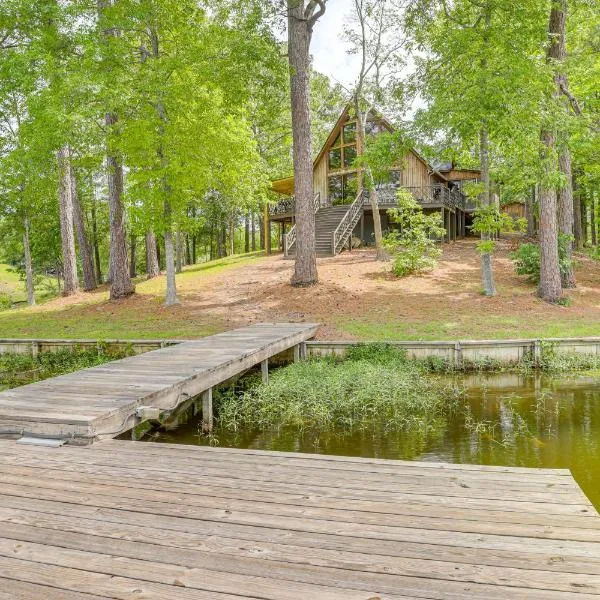 Riverfront Shelby Home with Private Boat Dock!，位于Shelby的酒店