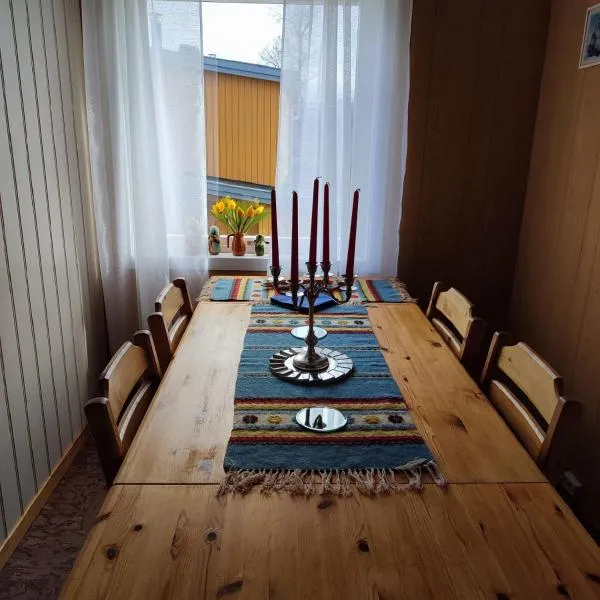 Leilighet nær E4 i sentrum av Eina，位于Eina的酒店