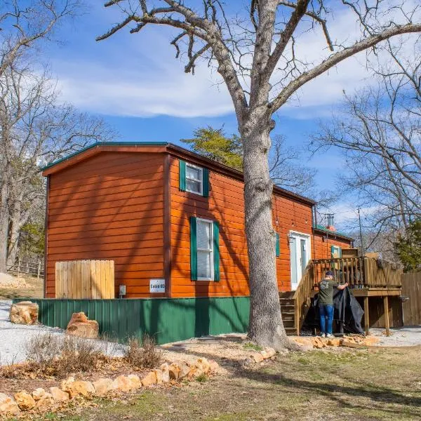 Charming Cabin - Pondview - Hot Tub，位于迦太基的酒店