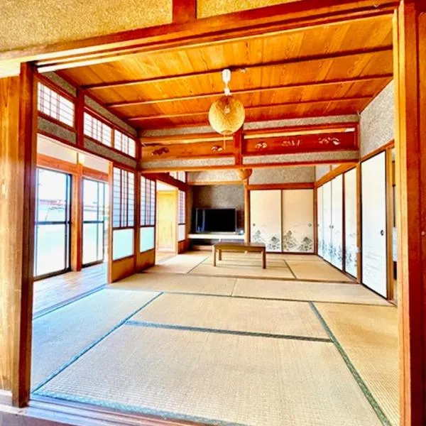 三重観光の拠点伊勢神宮鈴鹿サーキットアクセス良好家族グループ旅行駐車場有，位于津市的酒店