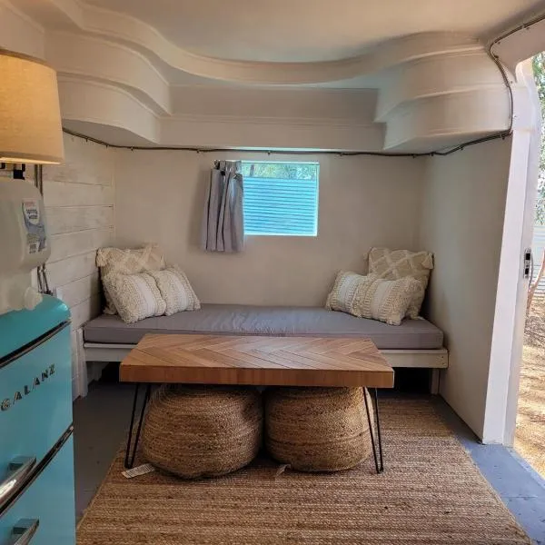 One-of-kind Airstream for Your Desert Getaway!，位于约书亚树的酒店