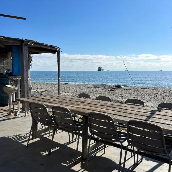 Caravane amy on the beach，位于卢恰纳的酒店