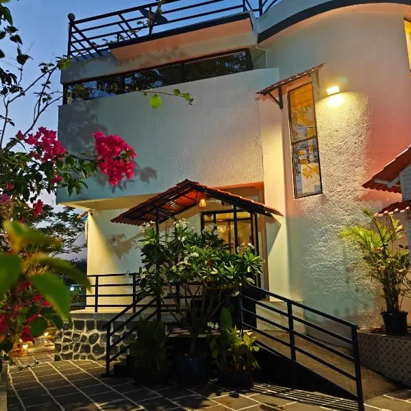 Sunils villa with private pool, Machan and play area in Karjat，位于卡尔贾特的酒店
