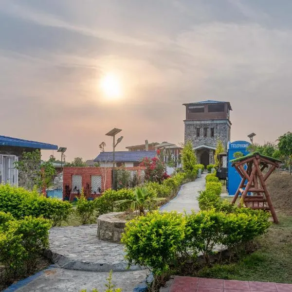 Jim & Holmes Resort & Luxury Residences in Jim Corbett National Park，位于兰纳加的酒店