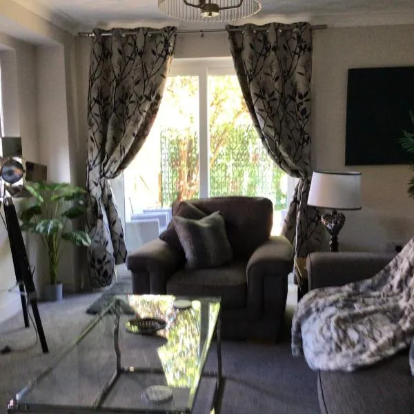 Stunning Fir Trees Corner 3 bedroom detached Executive house with free drive way parking for 2 vehicles 1 mile from M5 dogs welcome，位于伍斯特的酒店
