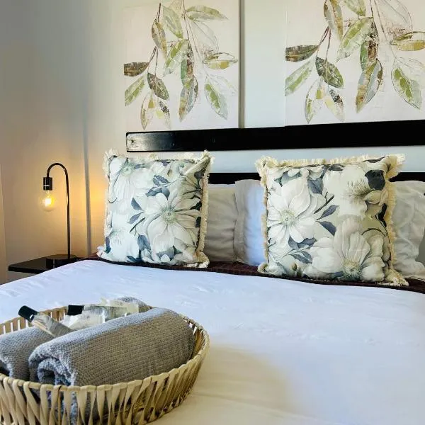 Skyfly Bed & Breakfast，位于曼齐尼的酒店