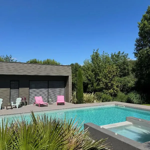Magnifique Studio dans Villa Contemporaine au Calme avec Piscine & Parking Privé à Beaumont les Valence & Montéléger，位于Beaumont-lès-Valence的酒店