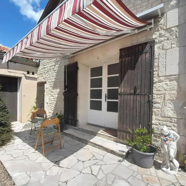 Gite VILLENEUVE LA COMTESSE，位于Villeneuve-la-Comtesse的酒店