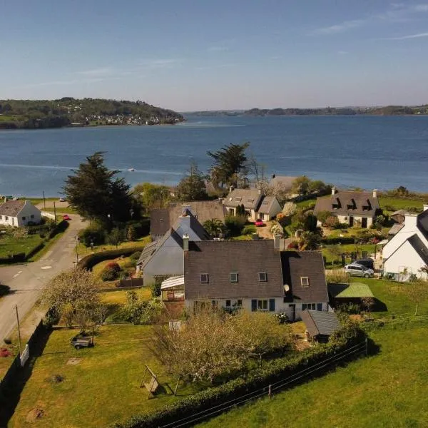 Maison spacieuse et lumineuse à seulement 1 minute de la mer，位于Rosnoën的酒店