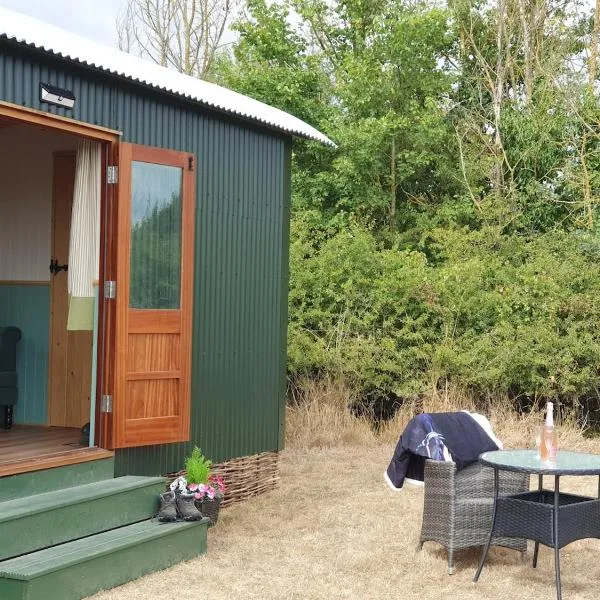Delightful shepherd's hut in a rural location，位于North Fambridge的酒店