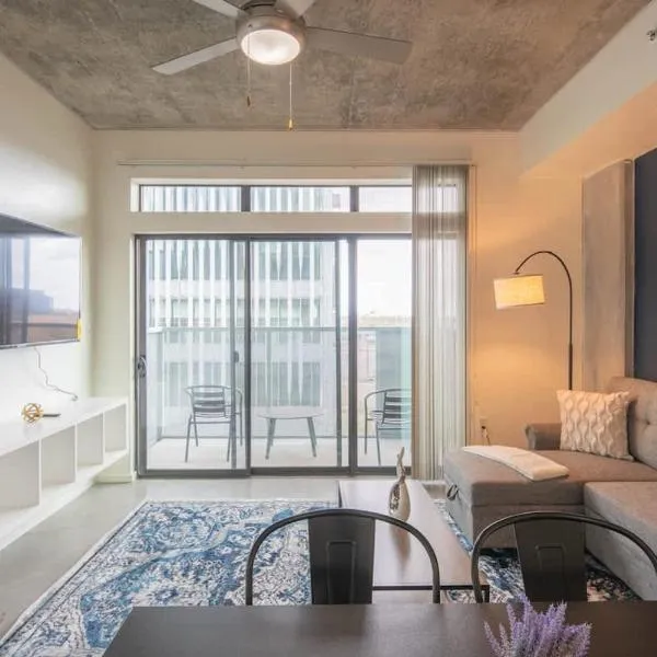 Lovely 1BD - Central Downtown - Gym, Pool, Parking，位于凤凰城的酒店