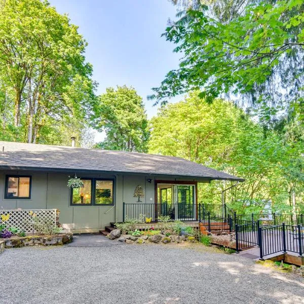Riverfront Woodland Cabin: Wooded & Forested Views，位于伍德兰的酒店