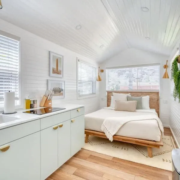 Stay Portland - Teal & Terrazzo Bright Portland Tiny Home，位于波特兰的酒店