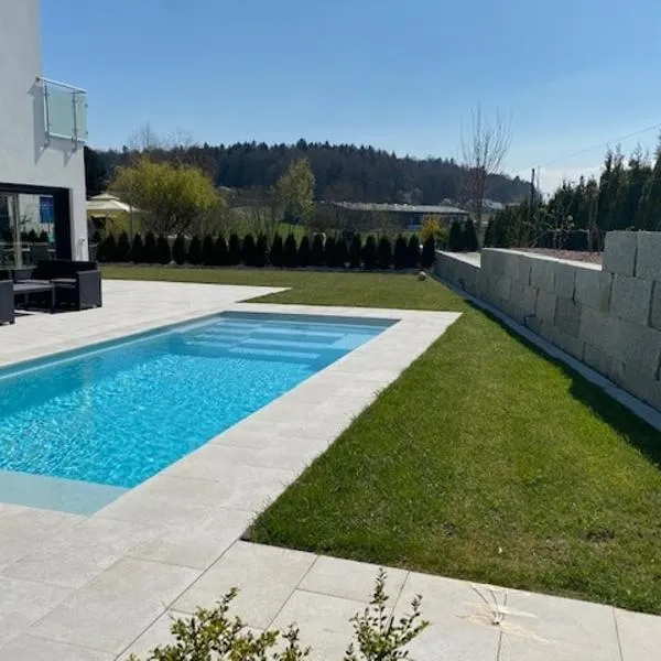 Privates Gästezimmer mit eigenem Bad & Küche im UG，位于Jeuss的酒店