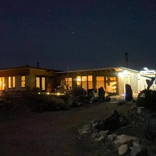 The Crestone Hideaway，位于Crestone的酒店