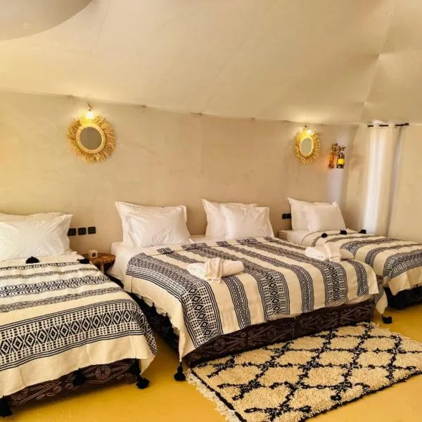 Traveling Luxury Camp，位于梅尔祖卡的酒店