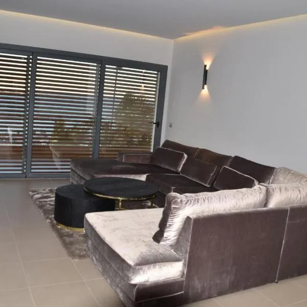 Appartement luxe marchica med atalayoun，位于纳祖尔的酒店