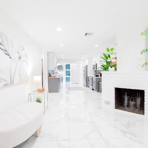 West Palm Beach Elegant 5BR with Hot Tub and Fire Pit Near Beach，位于西棕榈滩的酒店