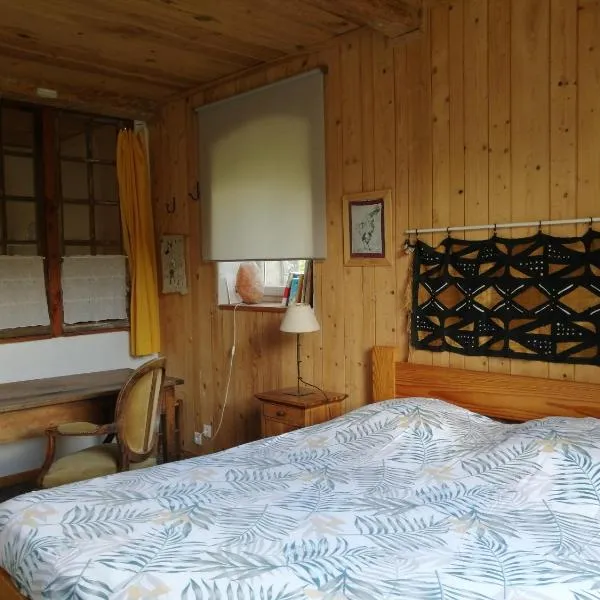 Chambre tranquille avec salle de bain privative，位于Saint-Julien-la-Vêtre的酒店