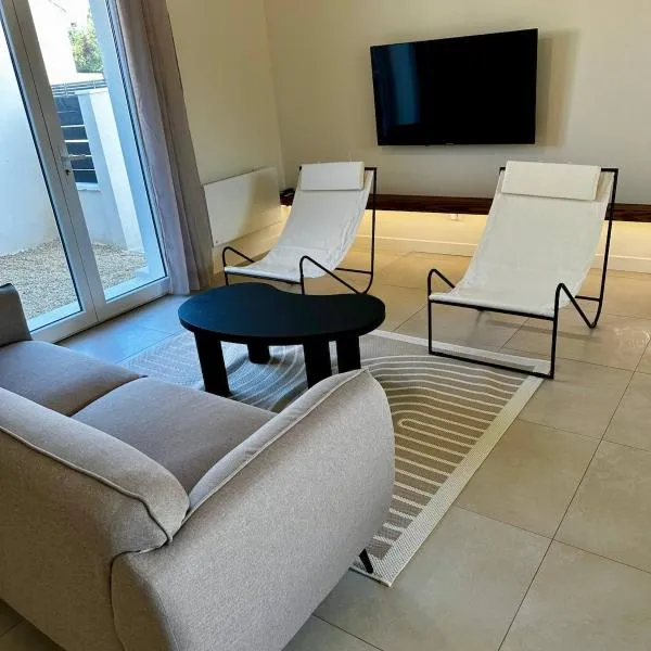 Maison contemporaine à Saint-Léonard，位于昂热的酒店