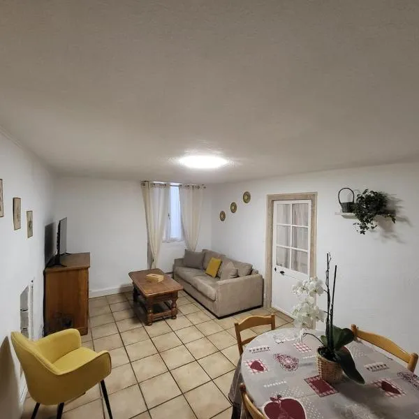 Cozy apartment in Vigan，位于勒维冈的酒店