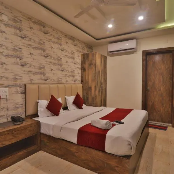 4Everstay By Janki Inn Most Luxury & Spacious Rooms Best Family Hotel In Varanasi，位于瓦拉纳西的酒店