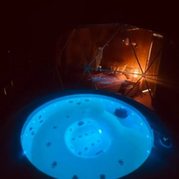 Heaven Reset & Spa & sauny & masaże - adults-only - Premium Glamping z jacuzzi całoroczny przy rzece，位于Korczew的酒店