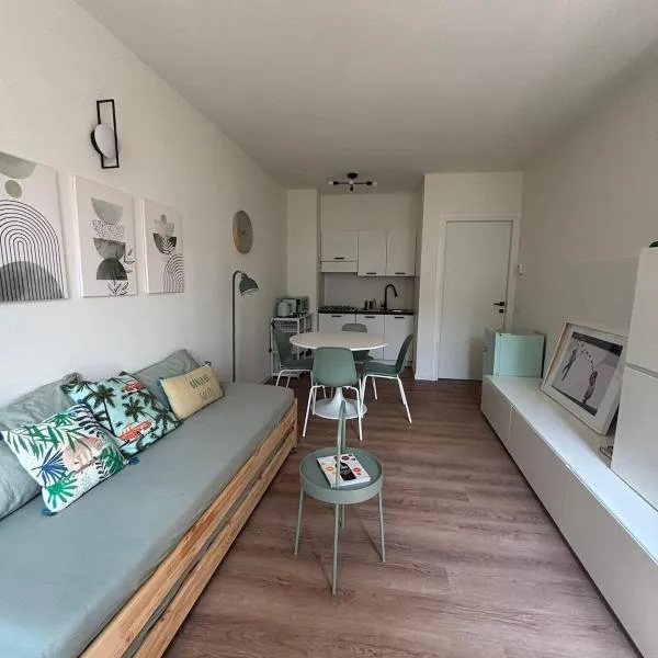 Como lake apartament with private parking，位于莱科的酒店