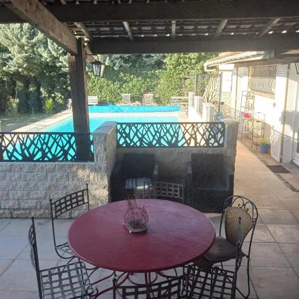 MAISON Terrasse PISCINE，位于卡瓦永的酒店
