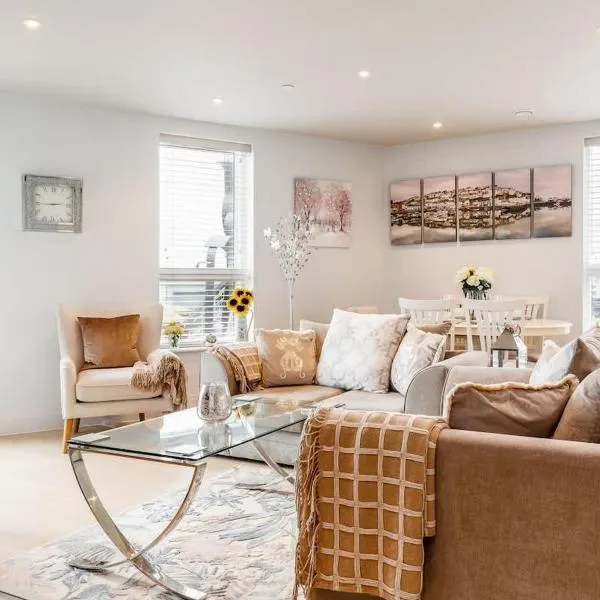 Harbours Edge - Front-Line Harbour Views，位于浦耳的酒店