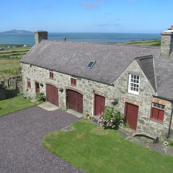 The Loft barn apartment - Pen y Graig Church Bay sea views near beach No Pets，位于Llanrhyddlad的酒店