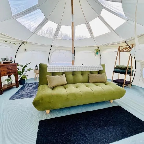 Luxury Stargazing Glamping - Seren Aur with Hot Tub，位于拉尼德洛伊斯的酒店