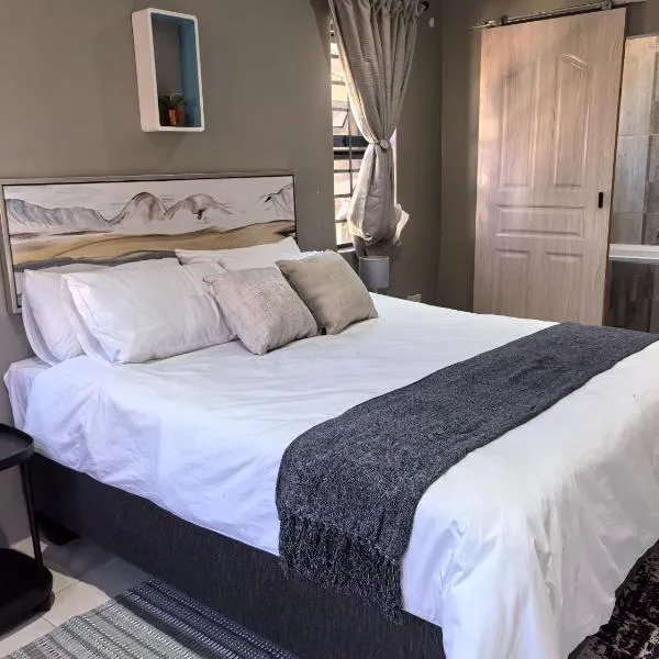 SERENITY VILLA Self Catering Apartment，位于哈博罗内的酒店