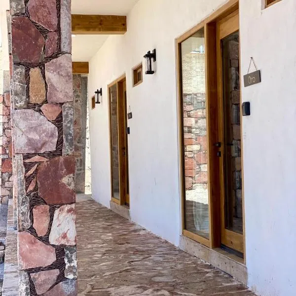 El Callejón HIERRO，位于雷亚尔卡托尔塞的酒店